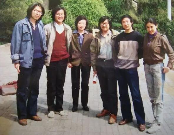 海子25岁自杀后,留下5封遗书,都有写道:我的死,是他俩造成的