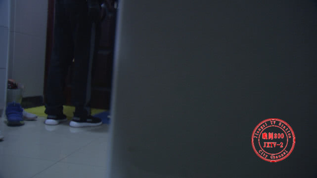 独居女生半夜被敲门送外卖鬼片,男子半夜来敲门