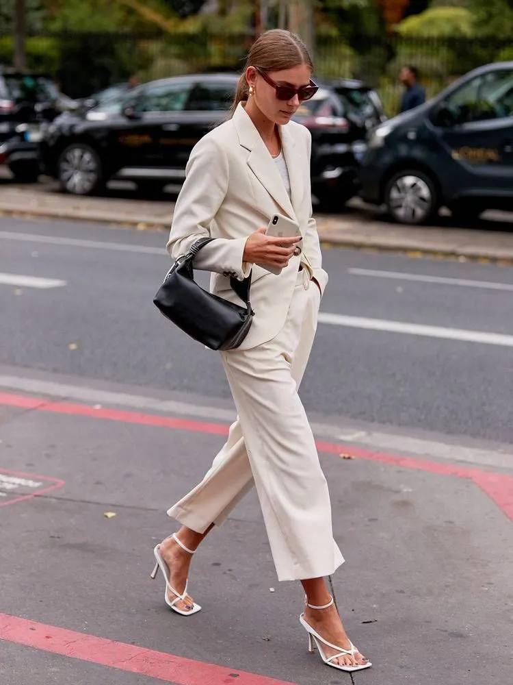 夏季时尚御姐凉鞋穿搭,气质牛皮凉鞋怎么搭配裤子