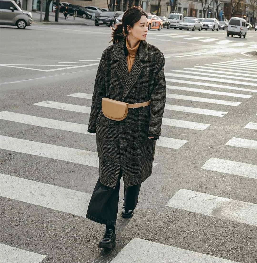 聪明女人秋冬季节也少不了腰带，外穿内搭都可以，明星都喜欢