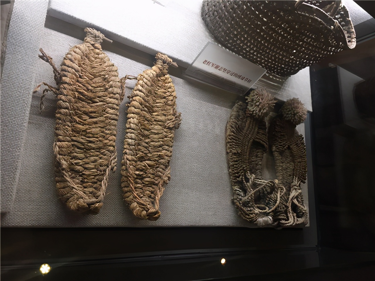 毛主席的旧鞋,鞋匠都不愿意再补:“这鞋都这么破了还补什么?”