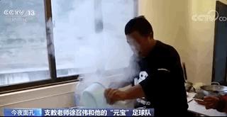 教诗歌的语文老师带出足球队,教足球的语文老师