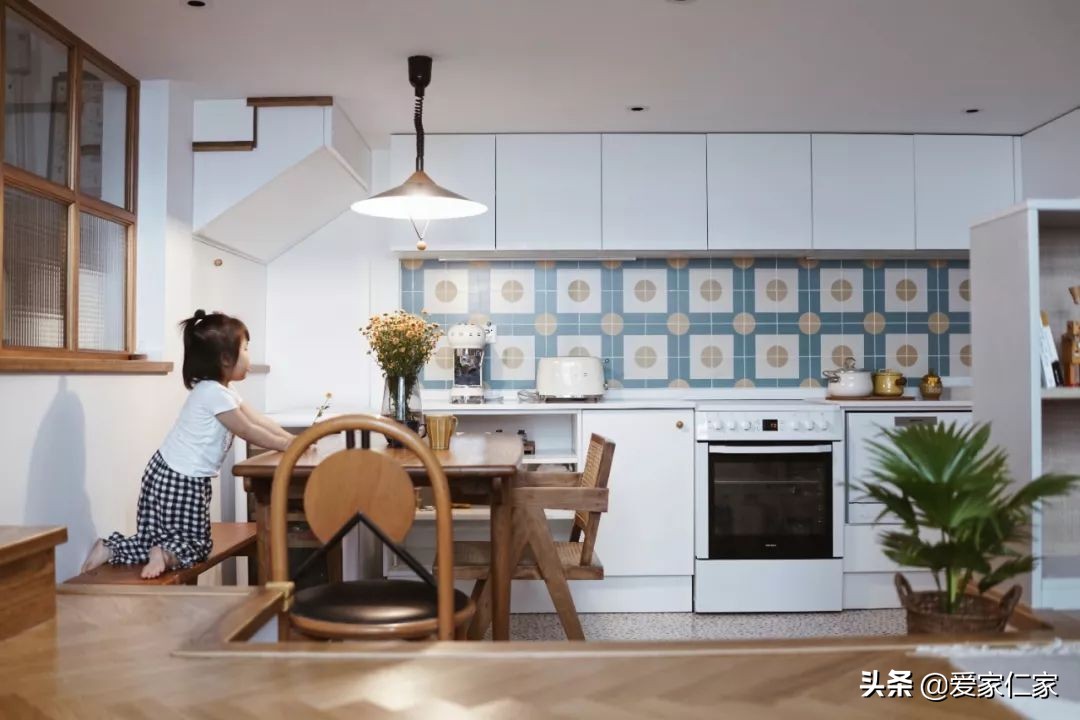 她买下32㎡上海老旧学区房,为女儿打造小桃园,还有超舒适大庭院