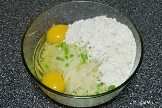 土豆面粉饼的做法电饼铛,土豆饼不加鸡蛋家常做法电饼铛