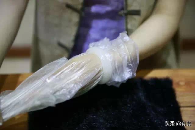 翡翠手镯戴的方法,玉手镯要怎样戴和脱