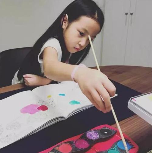 女生来初潮怎么办,女儿初潮后妈妈应该怎么办