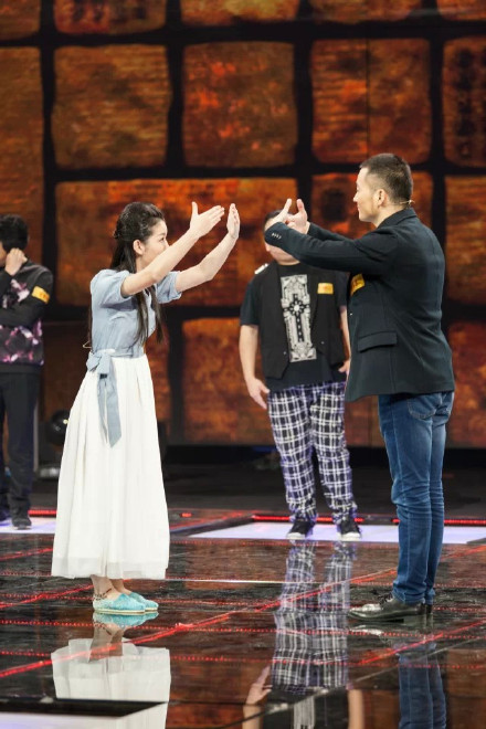 湖南南雅高中毕业的美女楚凌岚,曾因诗词被追捧,现在她工作如何