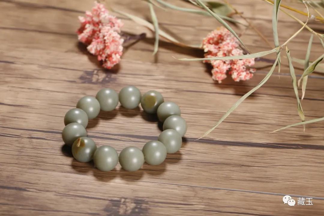 十种颜色的和田玉手串,翡翠手串和和田玉手串哪个好