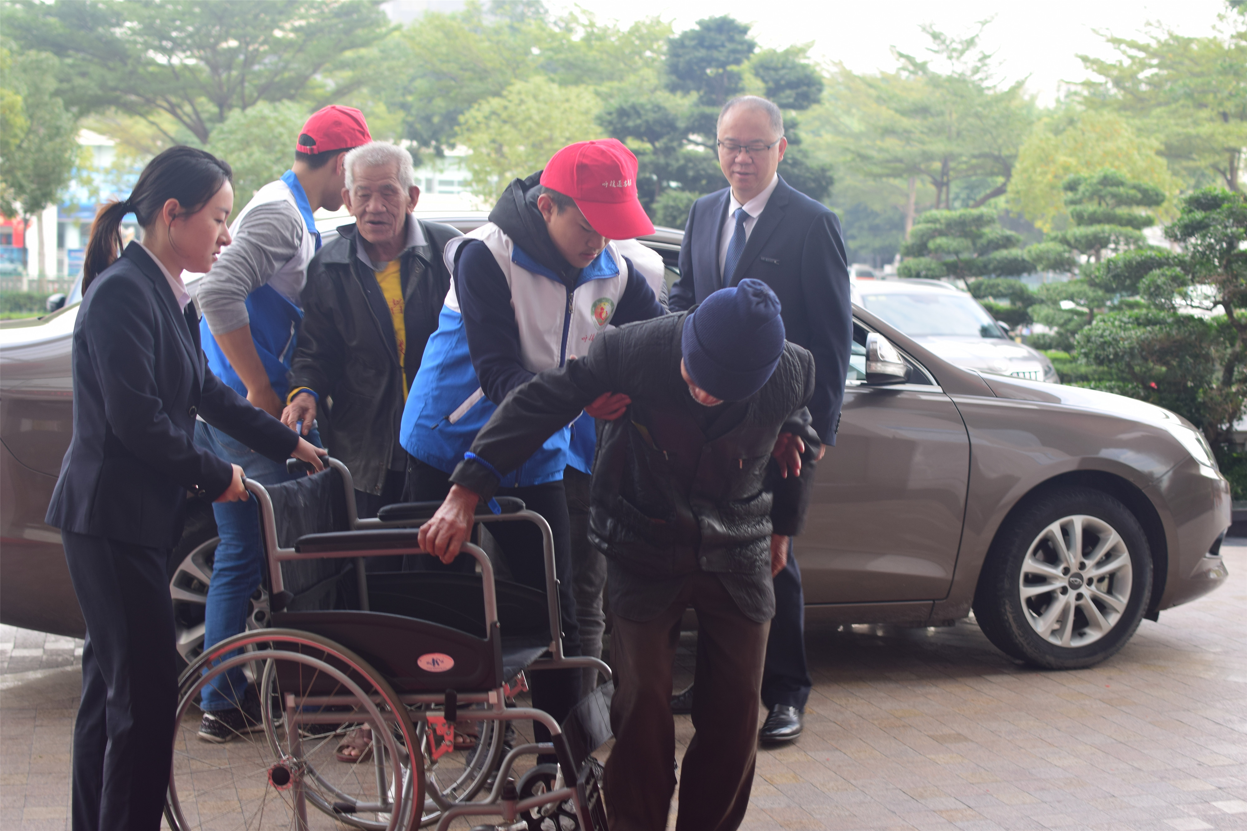 龙湖区第八个善待鳏寡百叟宴今举行铂晶大酒店多年资助大爱奉献