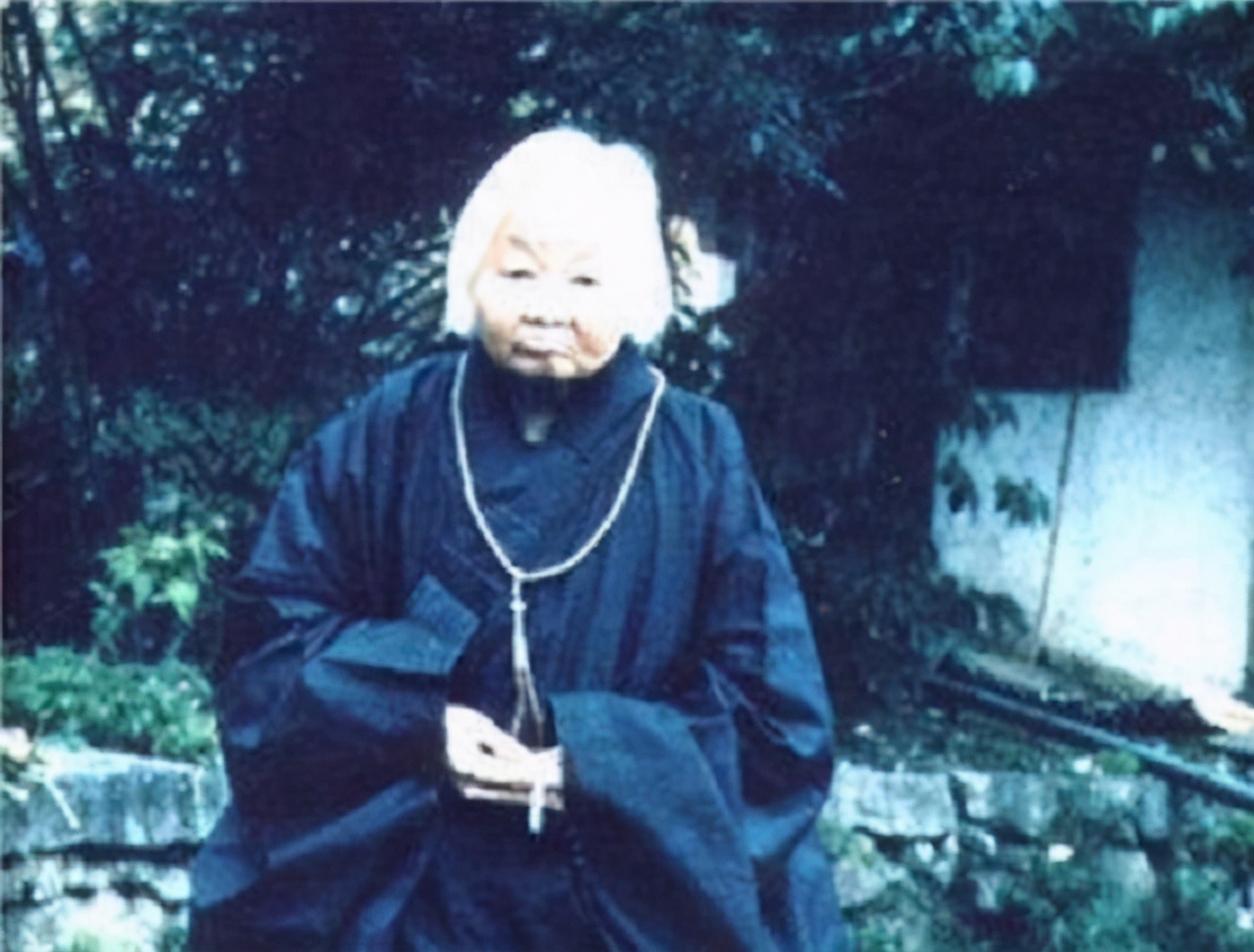 尼姑预感大限将至，断食7日圆寂，入缸3年后启封，肉身不曾腐烂