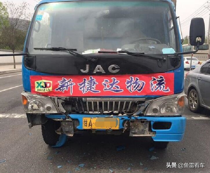 高速路段轻卡追尾瑞麒G5，网友：奇瑞版“小坦克”不是吹出来的