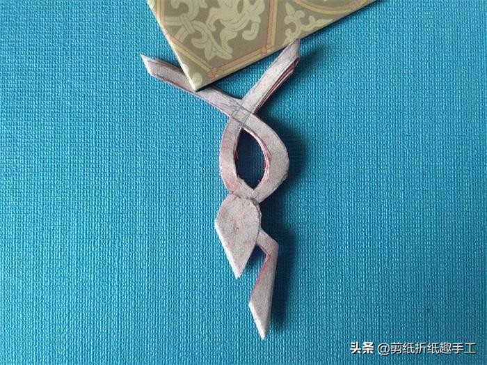 牛年手工窗花剪纸步骤图解,剪纸窗花教程新手入门