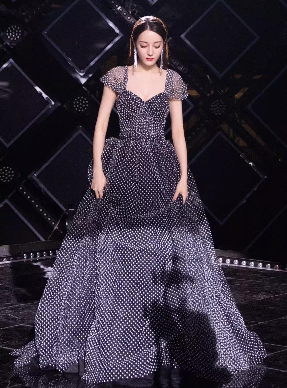 热巴当众撕衣服热舞,谁受得了