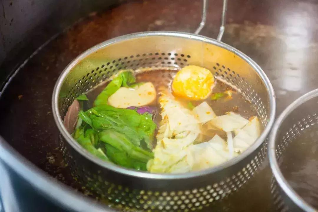 北京卖麻辣拌一年赚多少钱,走红的东北大姐摆摊麻辣烫