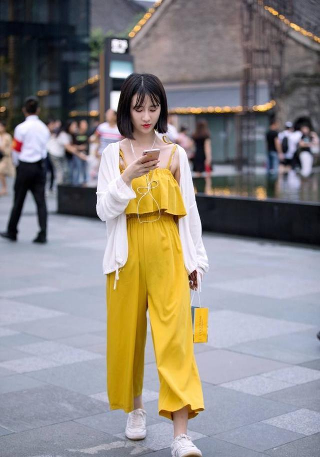 属于夏天的白色，怎么穿才更高级？和这些颜色搭，美到移不开眼