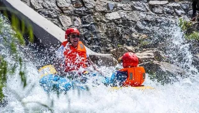 带你峡谷漂流感受一下夏天的气息,端午游玩清凉谷踏浪漂流清凉一夏