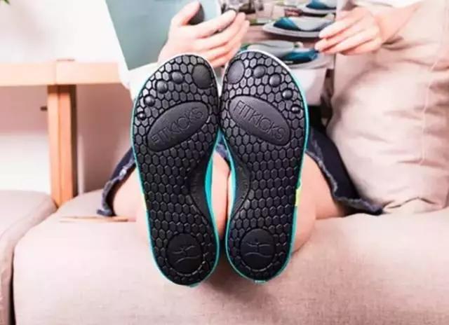 网红爆款踩屎感鞋,踩屎感休闲鞋爆红户外