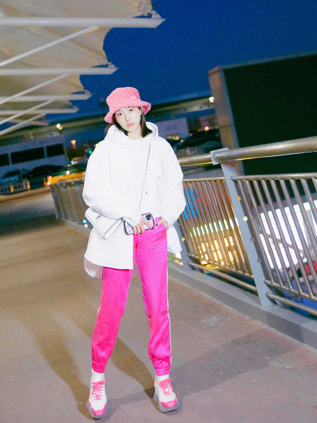 宋茜最新韩国之旅，短毛衣加橘色阔腿裤亮相，演绎都市女性风尚