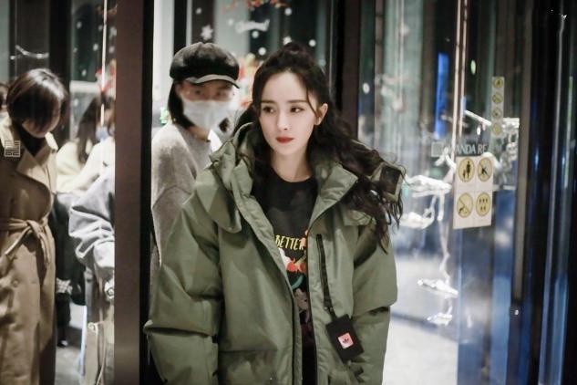 羽绒服杨幂2020同款,杨幂冬季羽绒服最新穿搭