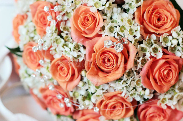 女孩子偷偷的开始学化妆,喜欢学化妆可惜年龄大了