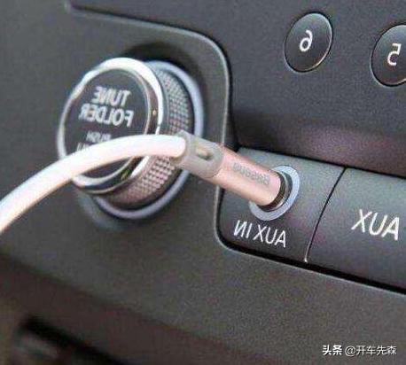 换了3辆车才知:油箱边有一个孔,插上一根管,没油了再也不用推