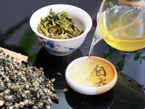 “相向掩柴扉，清香满山月”