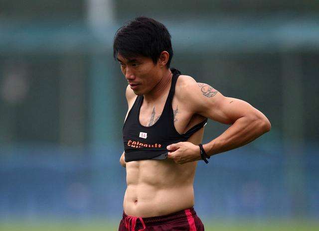 国足与国外职业球员体型对比,国足新老球员肌肉对比