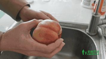 桃子用盐水洗了变黑,桃子用盐水洗过怎么变黑了