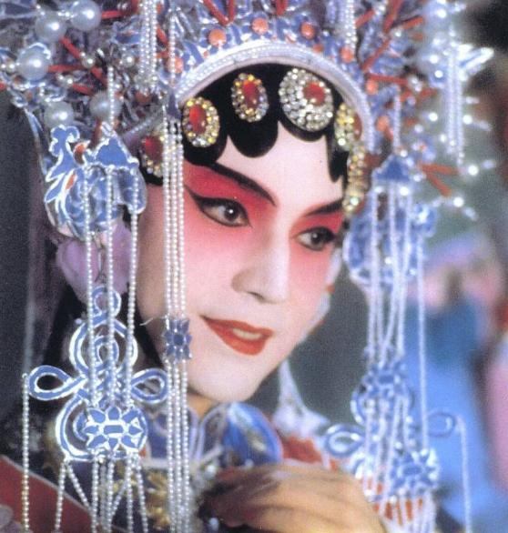 用美貌征服好莱坞的“孤儿”尊龙,晚景凄凉,也被“美国妈”召唤