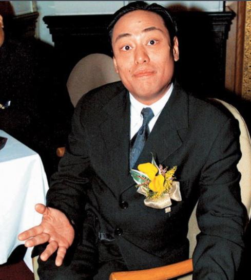 14岁辍学27岁身家过10亿的神童，玩转港圈美人，47岁破产猝死
