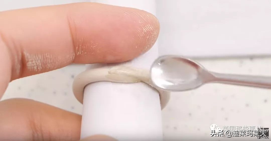 他用攒了一年的指甲，给女友做一个戒指？？这？