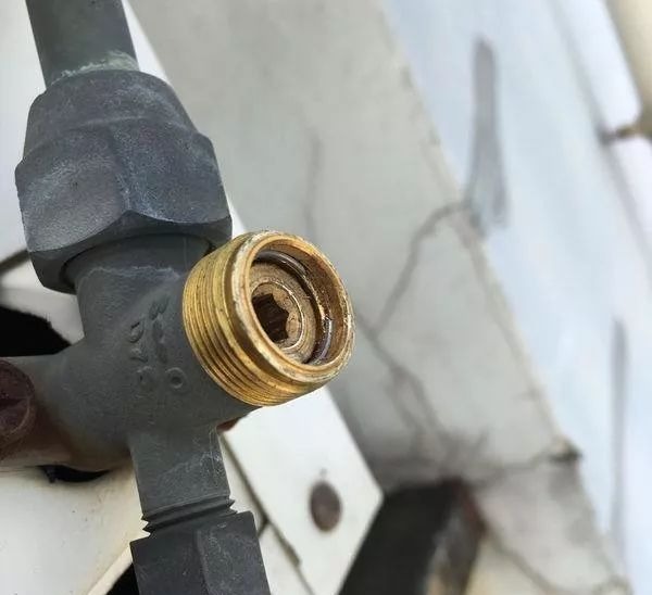 空调r32制冷剂为什么会爆炸视频,空调移机后发生爆炸是怎么回事