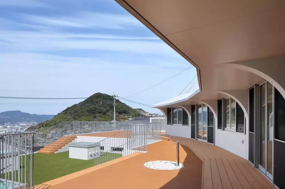 日本幼儿园户外设计效果图,斜坡幼儿园设计