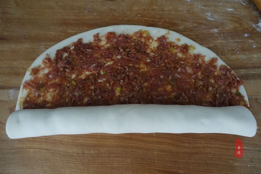 懒笼比包子、饺子都省事,盘在笼屉中,蒸熟后切开,家人分着吃