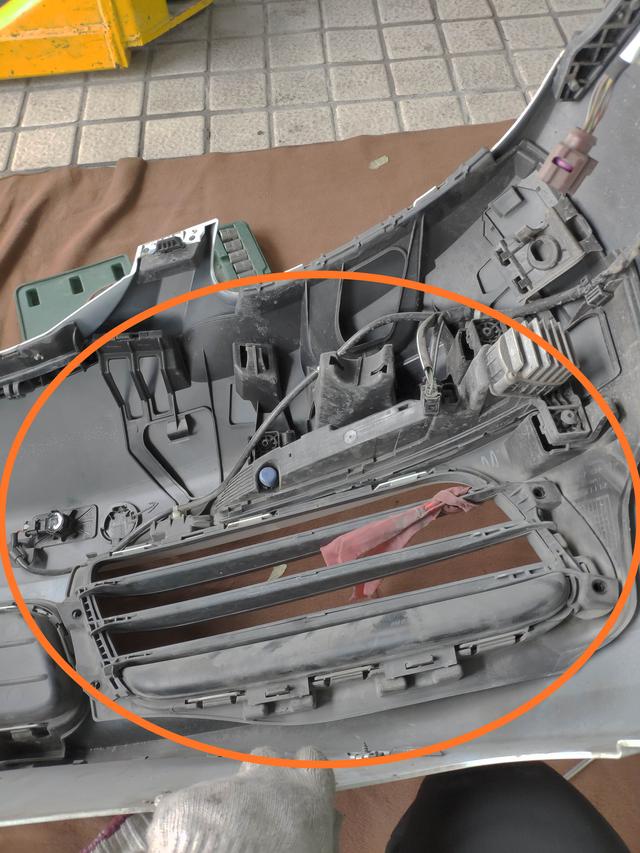 保时捷博克斯特拆前保险杠,保时捷博克斯特前保险杠怎么拆