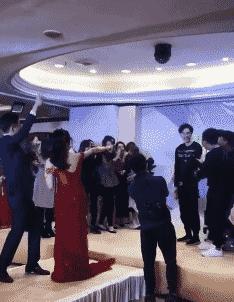 搞笑GIF开心一刻：姑娘你晚上睡觉，你要小心你家这只猫