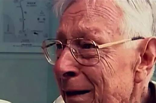 嫌工资低辞职光脚坐在火车站,成都市副市长辞职