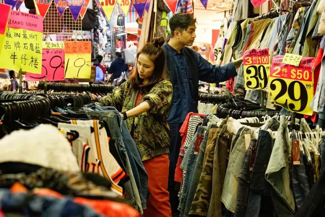 香港年轻人一辈子买不起房，把破出租屋改成复古小窝