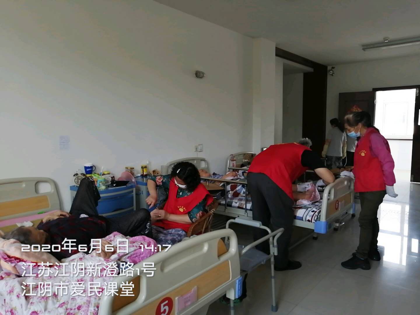 志愿者用爱温暖老人心,情暖社区老人献爱心志愿服务