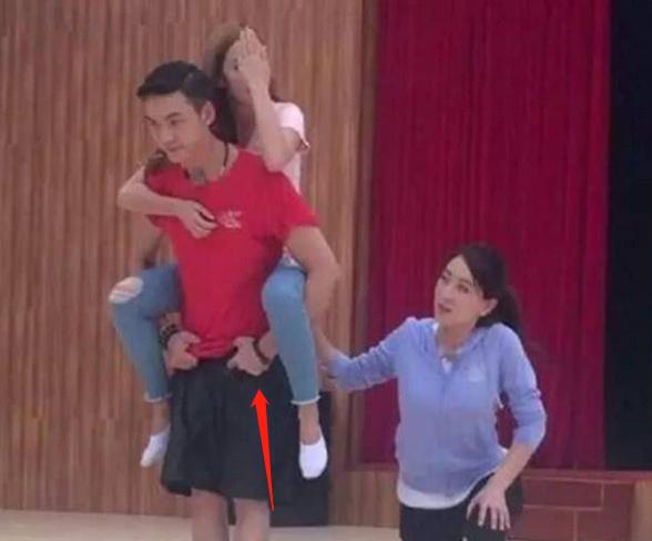 坐刘德华大腿扯陈冠希裤子，充斥低俗的台湾娱乐圈，这次翻车了？