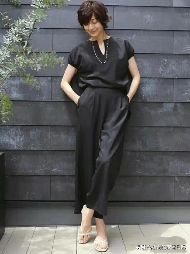 紧身裤搭配露肩衫洋气还清新减龄,雪纺阔腿裤搭配什么上衣好看40岁