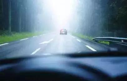 刺眼强光保证驾车安全,开车阳光刺眼怎么办戴啥眼镜好