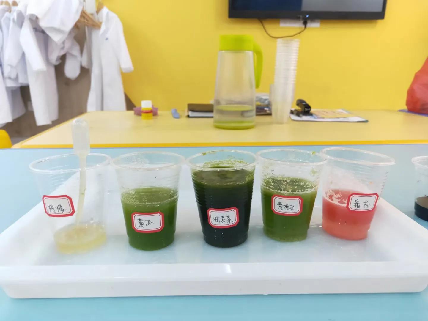 维生素C能使有色溶液还原成透明？这是为什么？