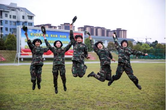 火箭女兵的真实生活,火箭女兵开始入伍