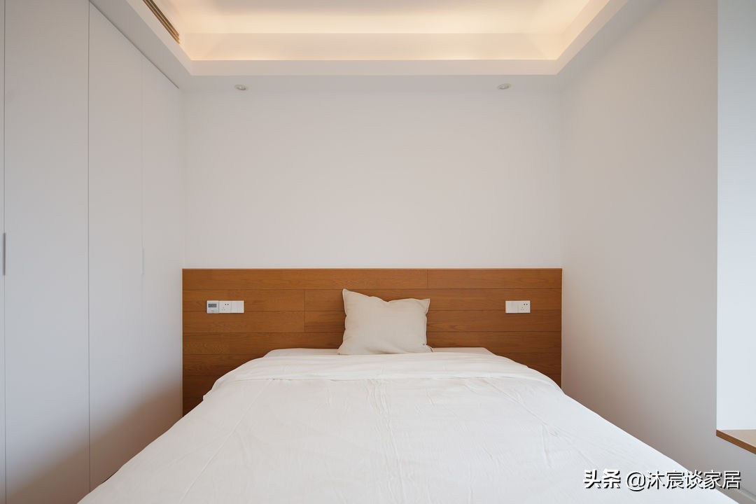 她把家布置得复古又温馨，室内被绿植环绕，这样的家，住着真舒服