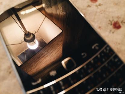 经典机皇黑莓9900,黑莓q20和9900哪个好