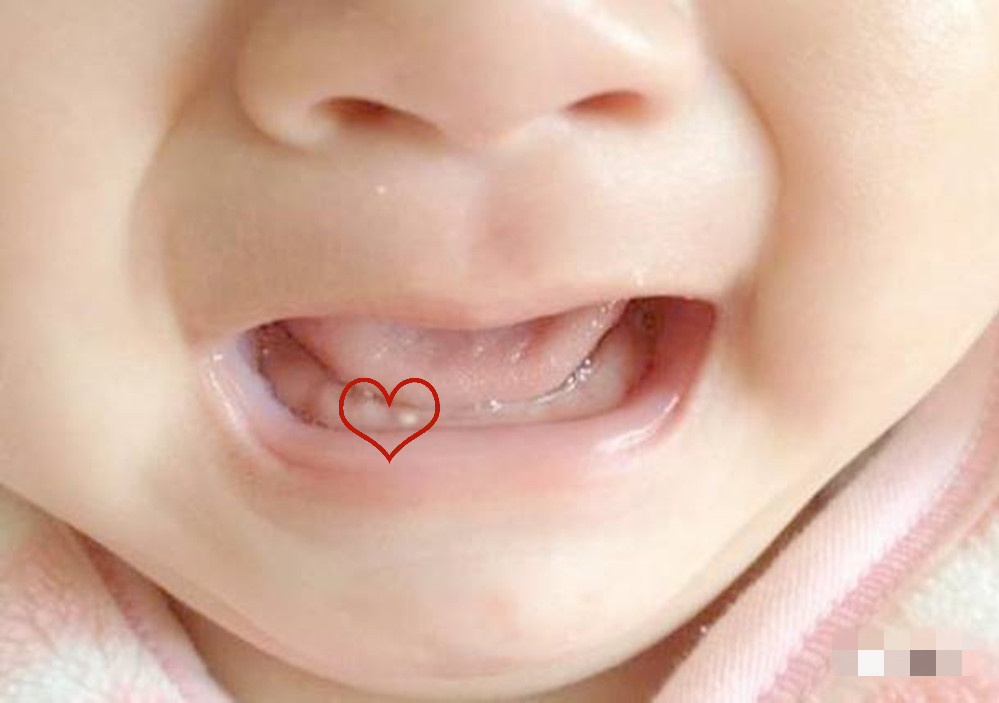 宝宝刚出生一个手势惊呆众人,婴儿刚出生的手势