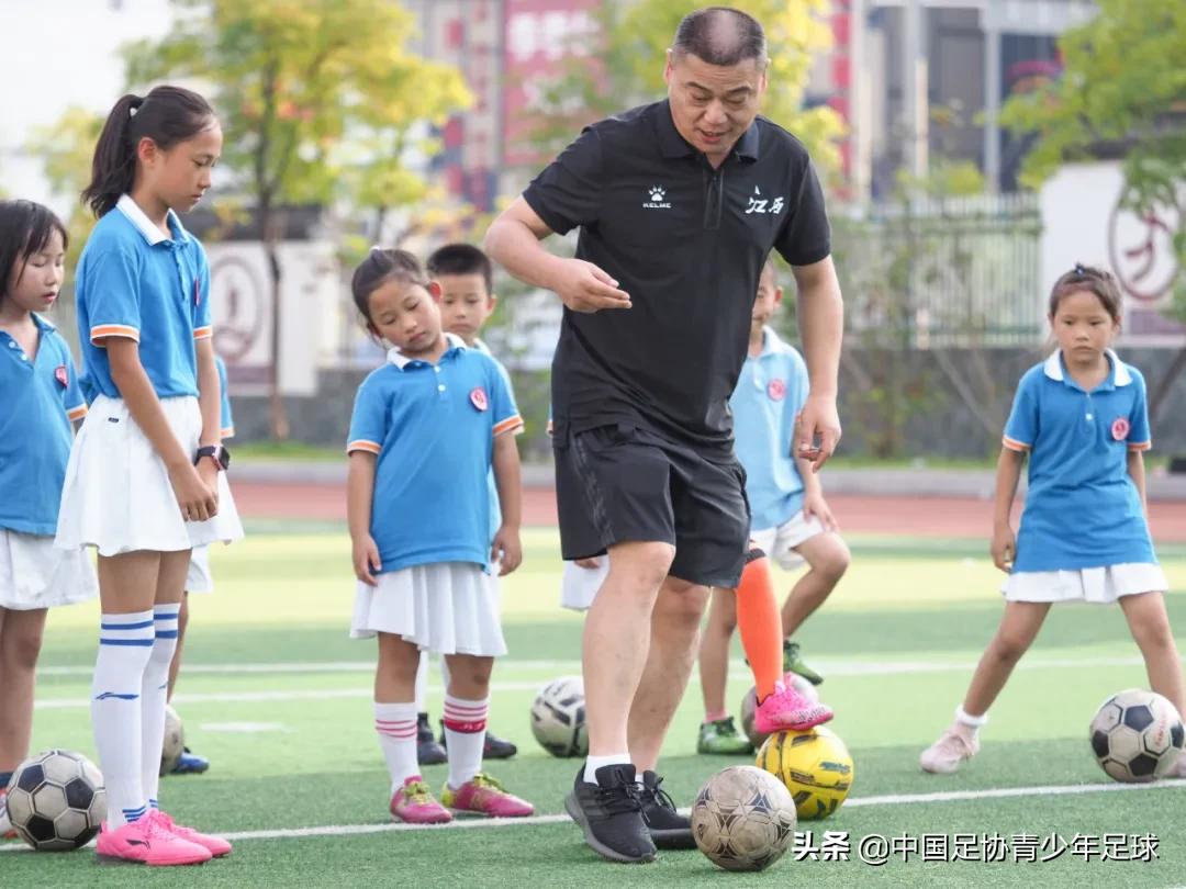 快乐绿茵场放飞足球梦“奔跑吧·赣鄱少年”足球公益行在婺源启动