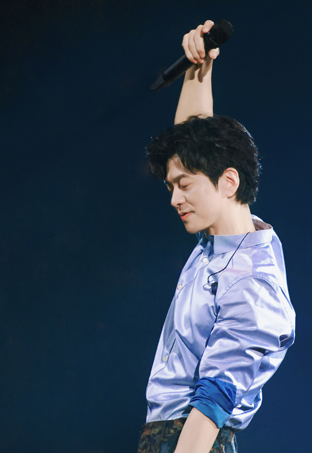 不分年龄看帅哥,不论年龄高矮胖瘦