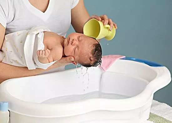 宝宝洗澡哭闹怎么办?3招让宝宝爱上洗澡